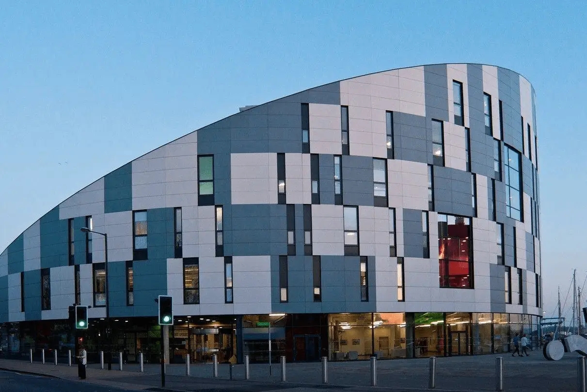 英国萨福克大学(UCS) 英国萨福克大学(UCS)